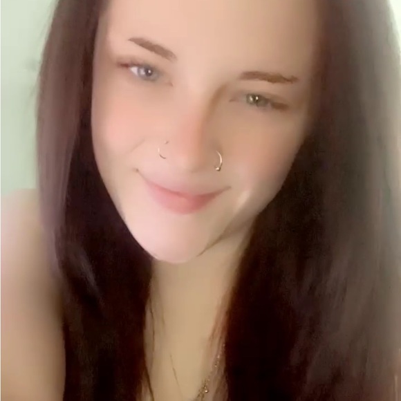 Meet your Posher, Madison - Picture 1 of 2